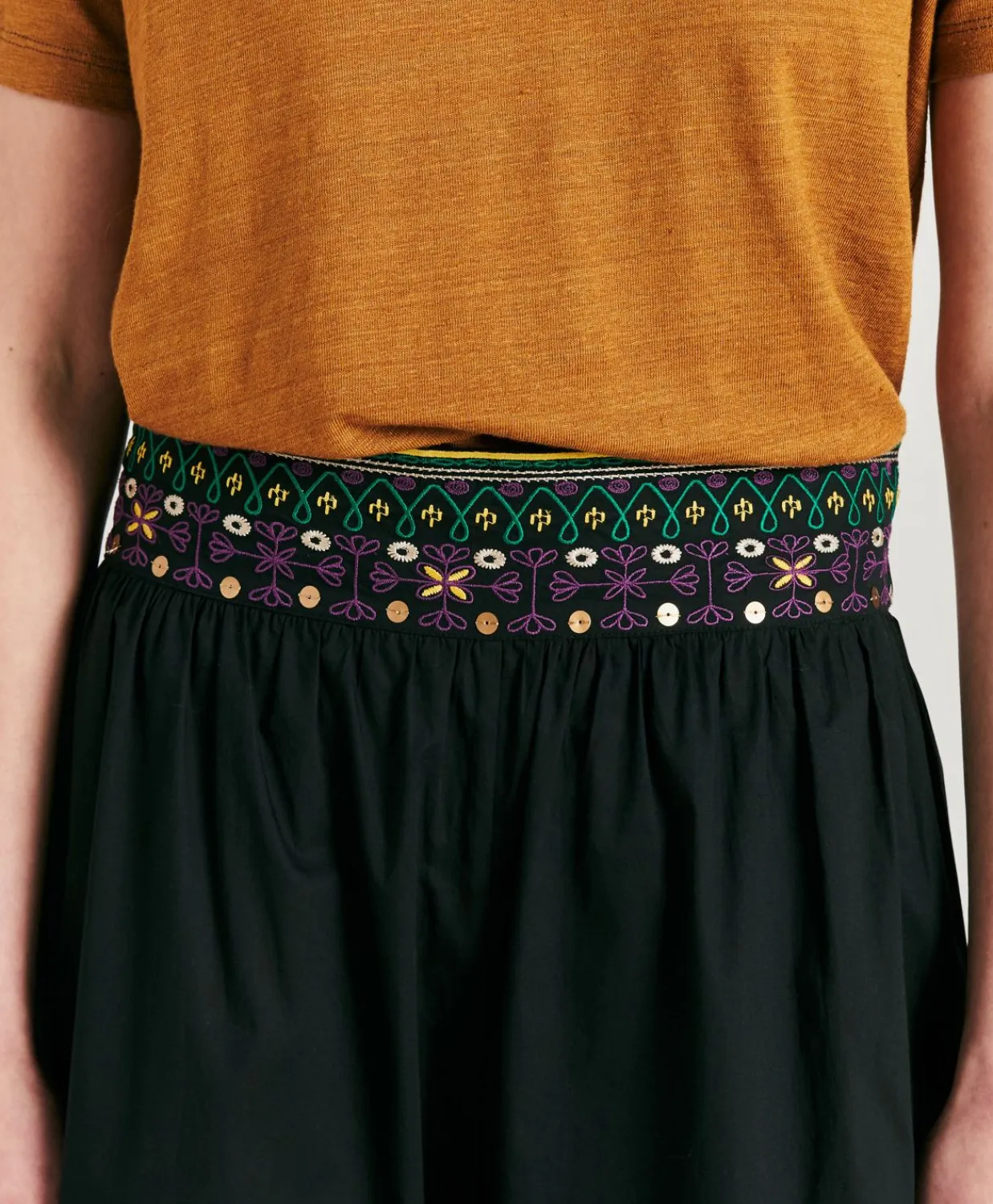 Donne Momonì T-Shirts E Top-Tshirt Nancy In Jersey Lino - Caramello