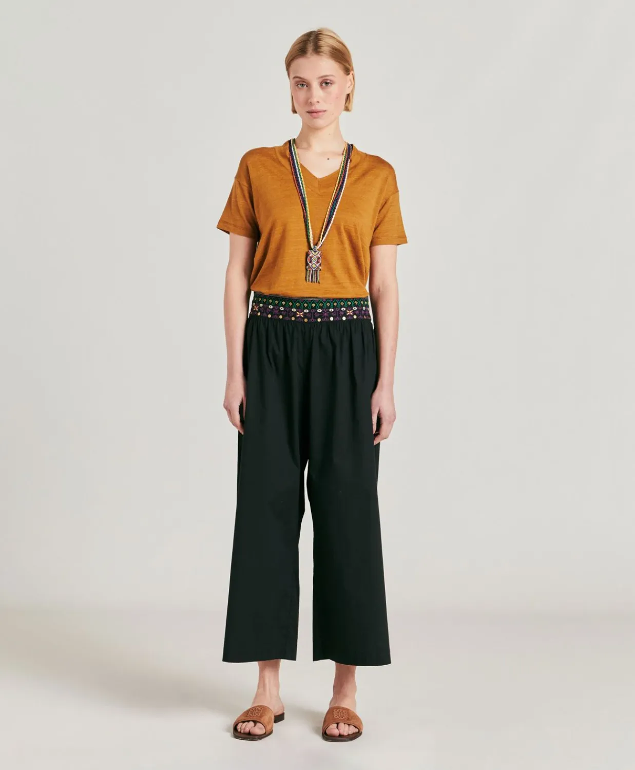 Donne Momonì T-Shirts E Top-Tshirt Nancy In Jersey Lino - Caramello